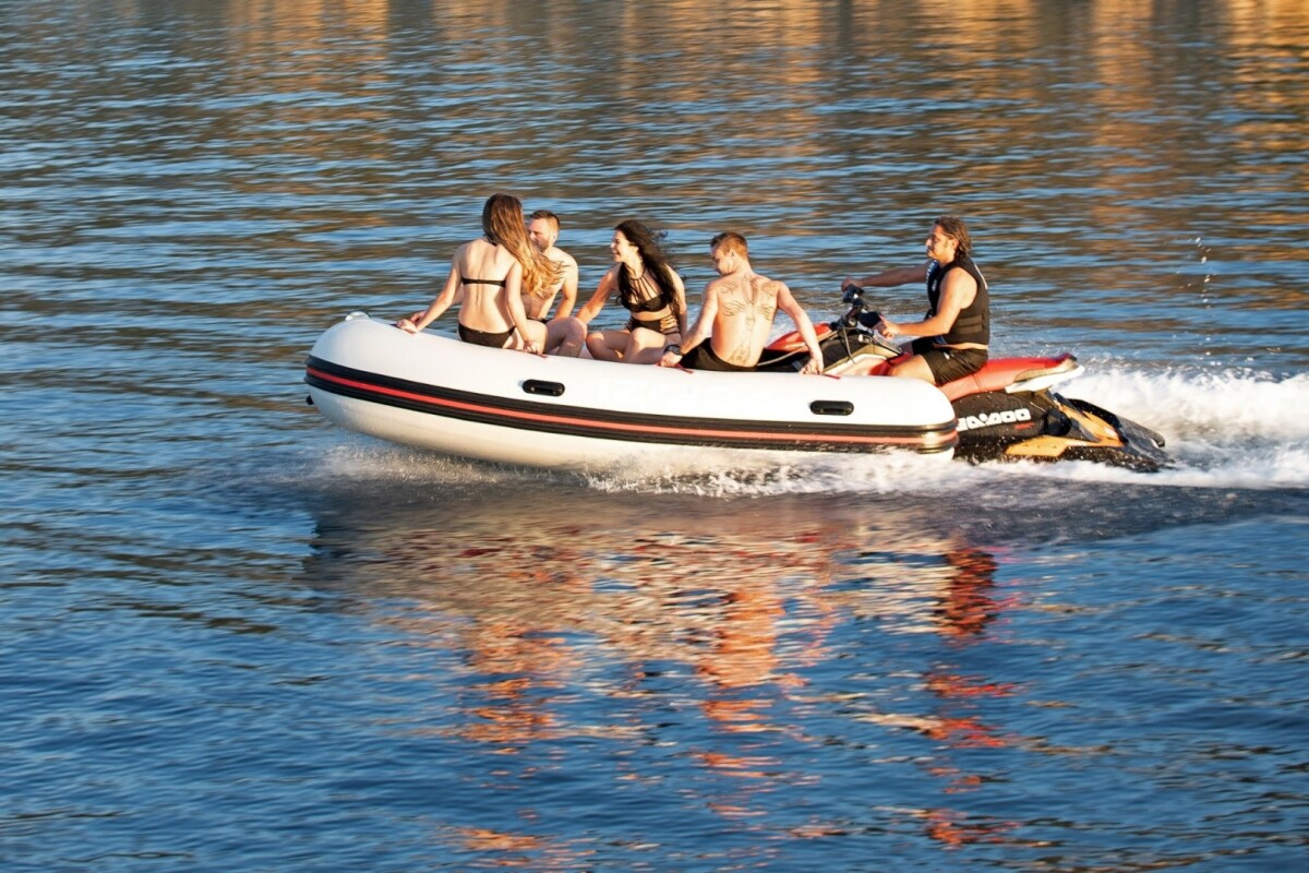Hovercraft’s Jet-boat lets up to six people jump on board