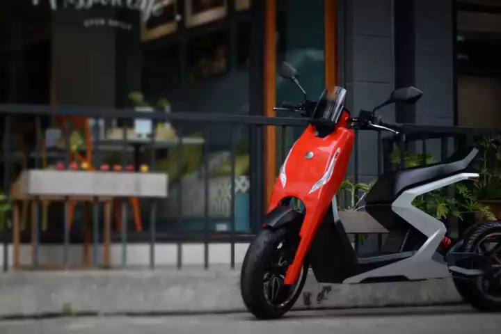 The Zapp i300 electric scooter has a top speed of 60 mph, with a monstrous 587 Nm of torque getting from 0-30 mph in 2.35 seconds