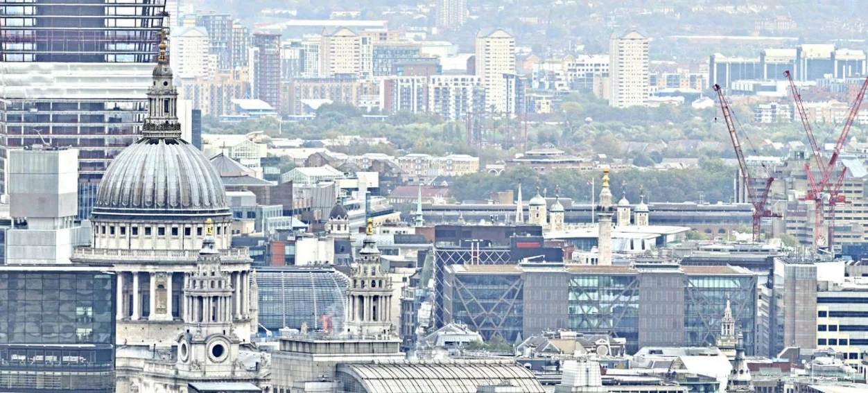 Even at great distances, you can still clearly see the faces of individual people and pinpoint famous landmarks, like St. Paul's Cathedral