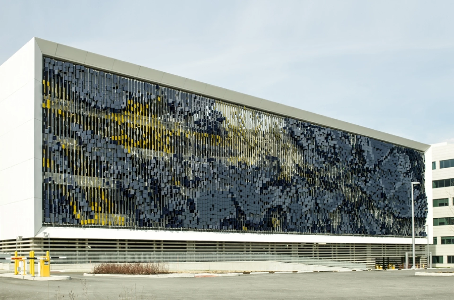 Morphing building facade changes color as you move around