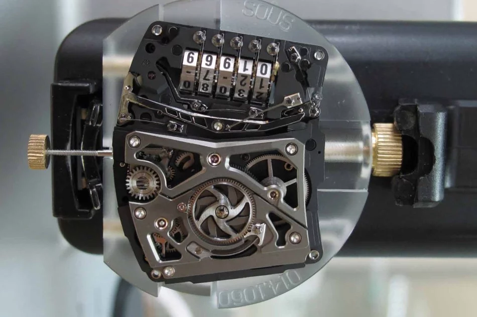 The RM 70-01 is designed to be rugged, yet compact and lightweight