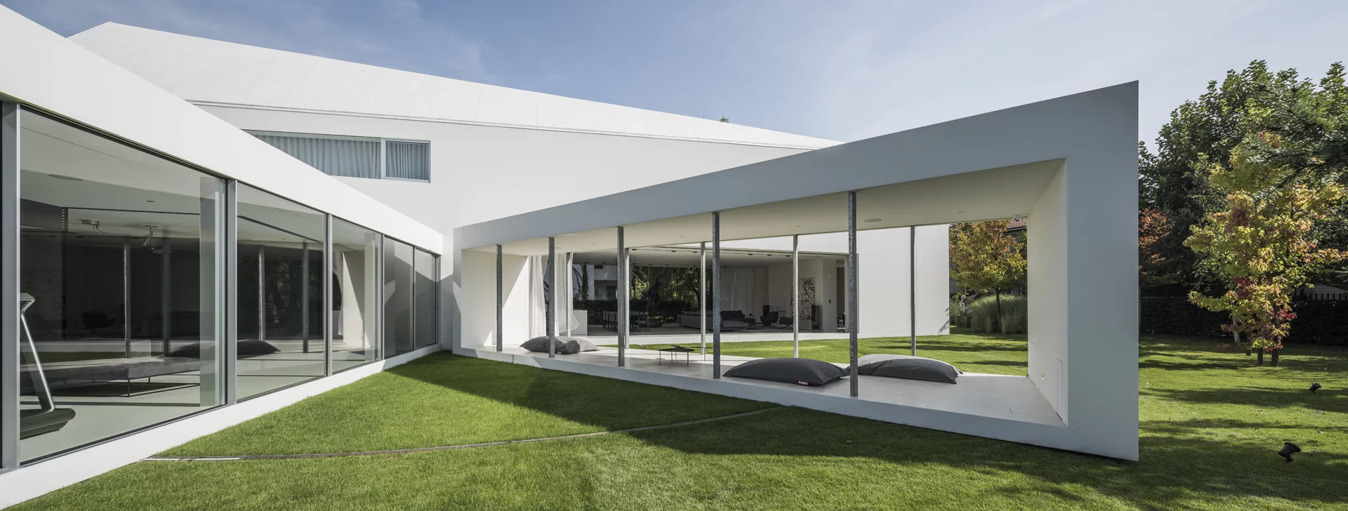 Quadrant House's moving terrace runs on a track buried in the ground