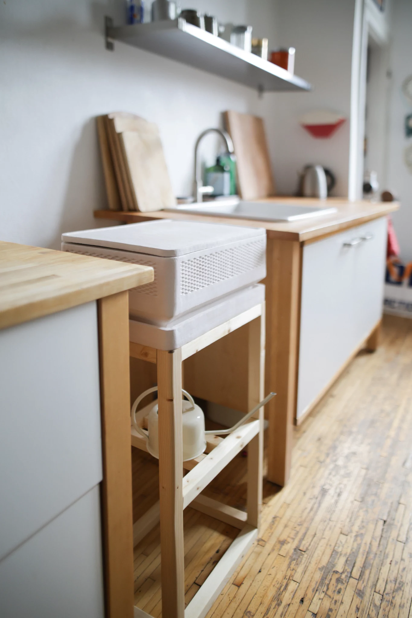 TONY consists of individual clay coolers, available in three stackable sizes, each equipped with a water tank, a food container, and a lid