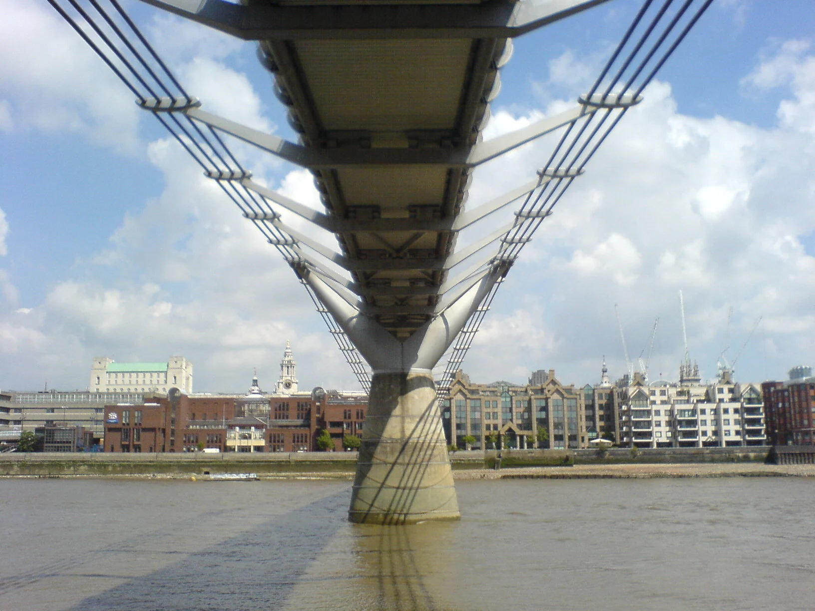 Underside of the Millennium Bridge, which swayed due to the cadence of those walking across it before dampers were added (Photo: KlickingKarl via Wikimedia Commons CCA-SA 3.0)