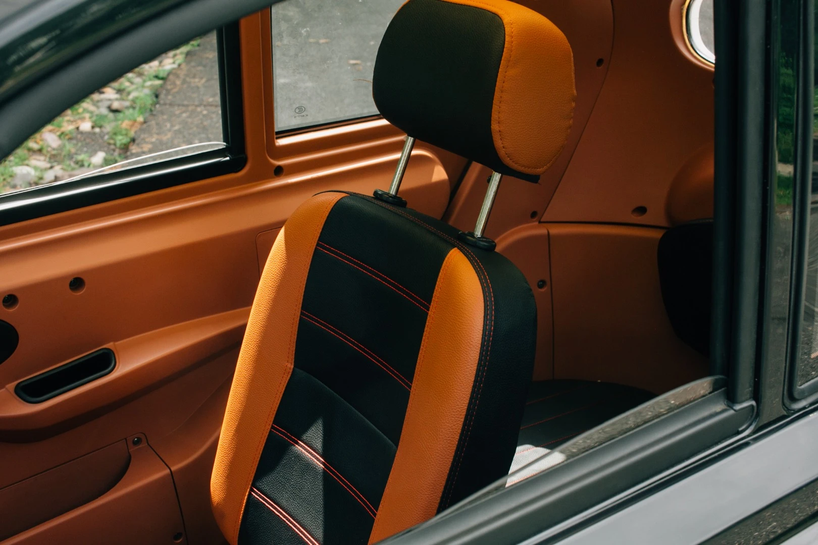 The Hover-1 Aero has a single seat, with some cargo space behind it