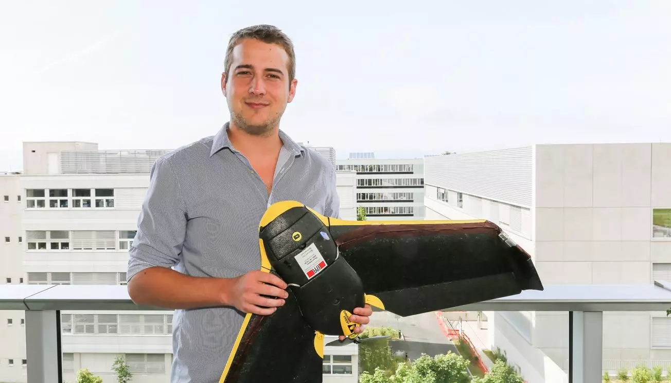 Jonathan Cheseaux with the drone that uses a Wi-Fi antenna to locate mobile phones (Photo: Alain Herzog)