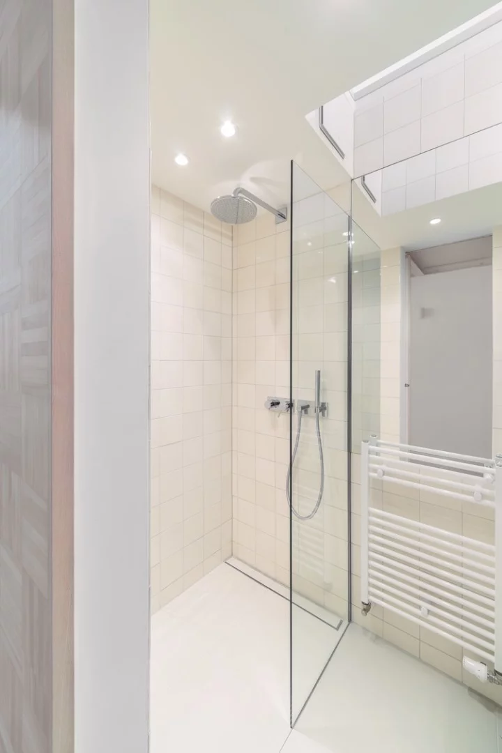 The bathroom in the Micro-Apartment Moabit is arranged to be compact but feel spacious (Photo: Ringo Paulusch)