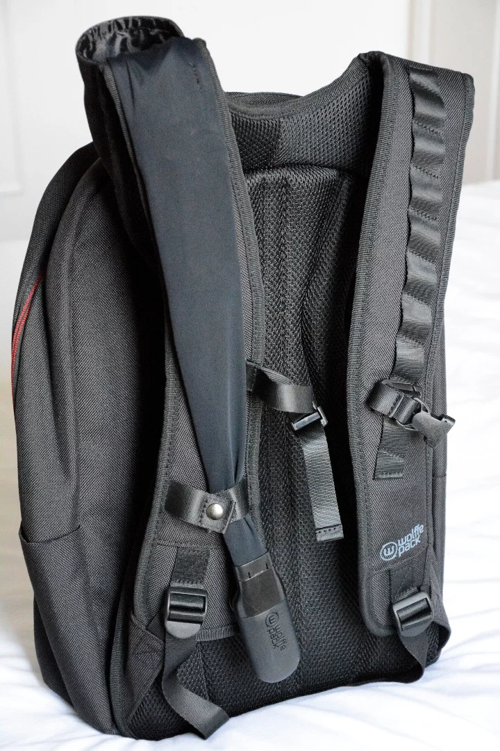 A magnet keeps the ergonomic handle in place when the bag is retracted, and the fabric-covered Dyneema cords fastened to the right shoulder strap by a snap-shut clip