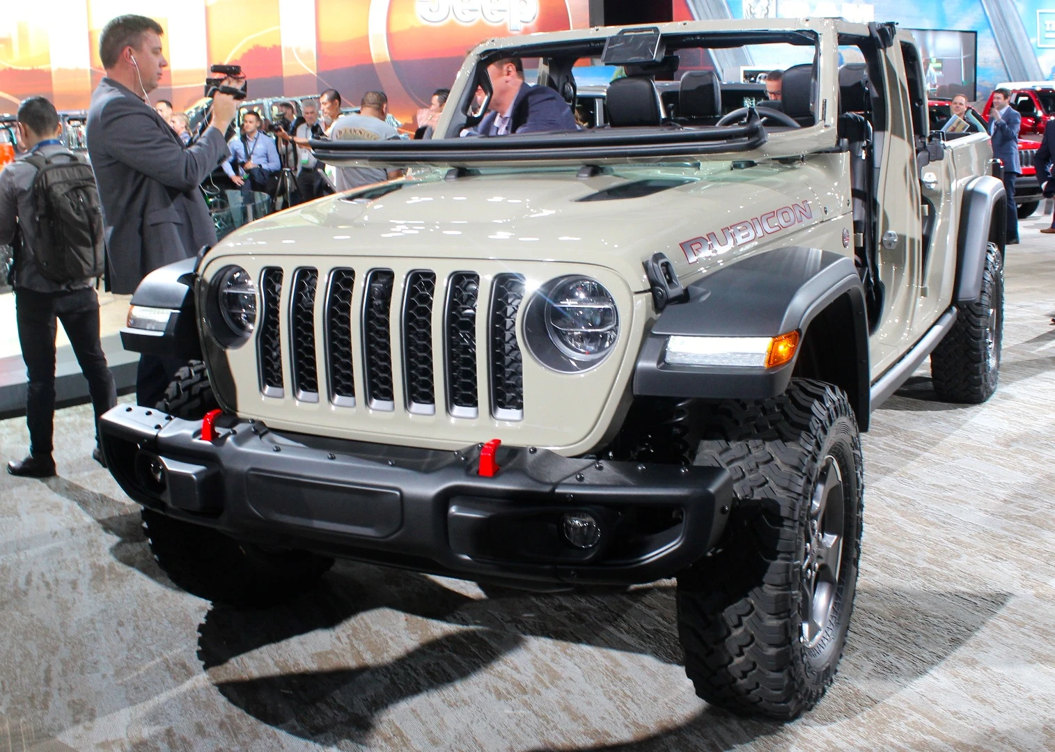 The 3.6-liter V6 can be mated to either a six-speed manual transmission or an eight-speed automatic in the Gladiator and starting in 2020, Jeep will offer a 3.0-liter EcoDiesel V6