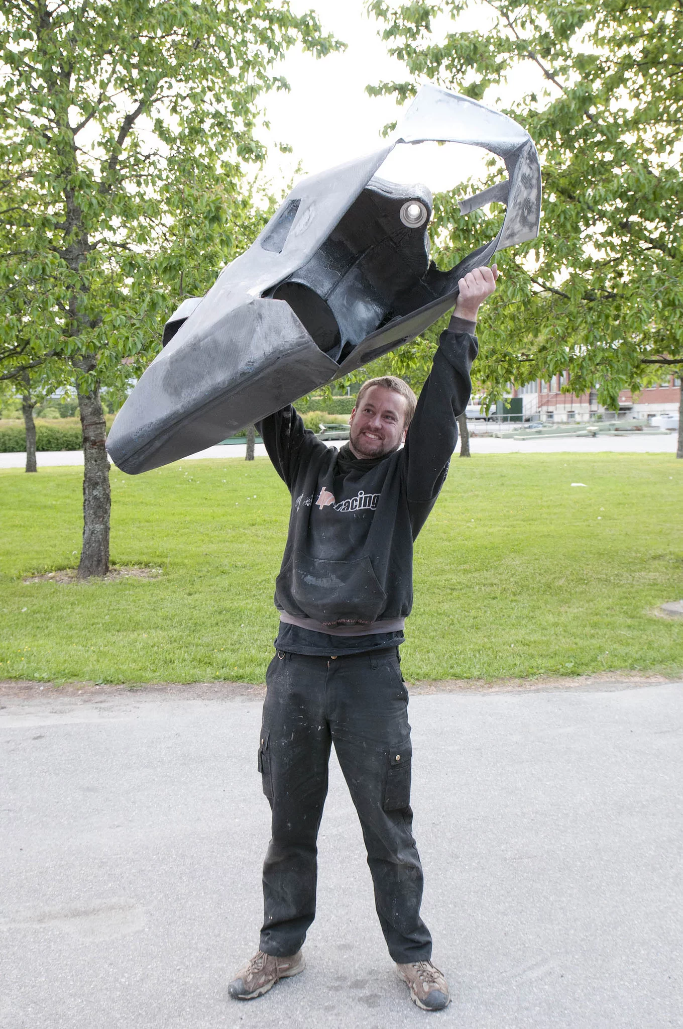Lars Norberg demonstrating the weight of the chassis