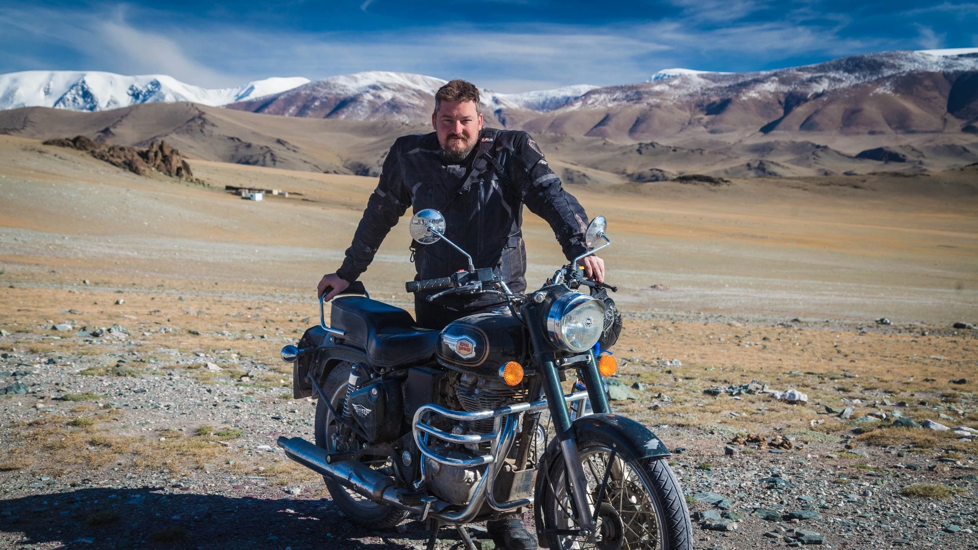 Loz Blain with his Royal Enfield Bullet 500, in the middle of the Altai Mountains as a guest of Extreme Bike Tours