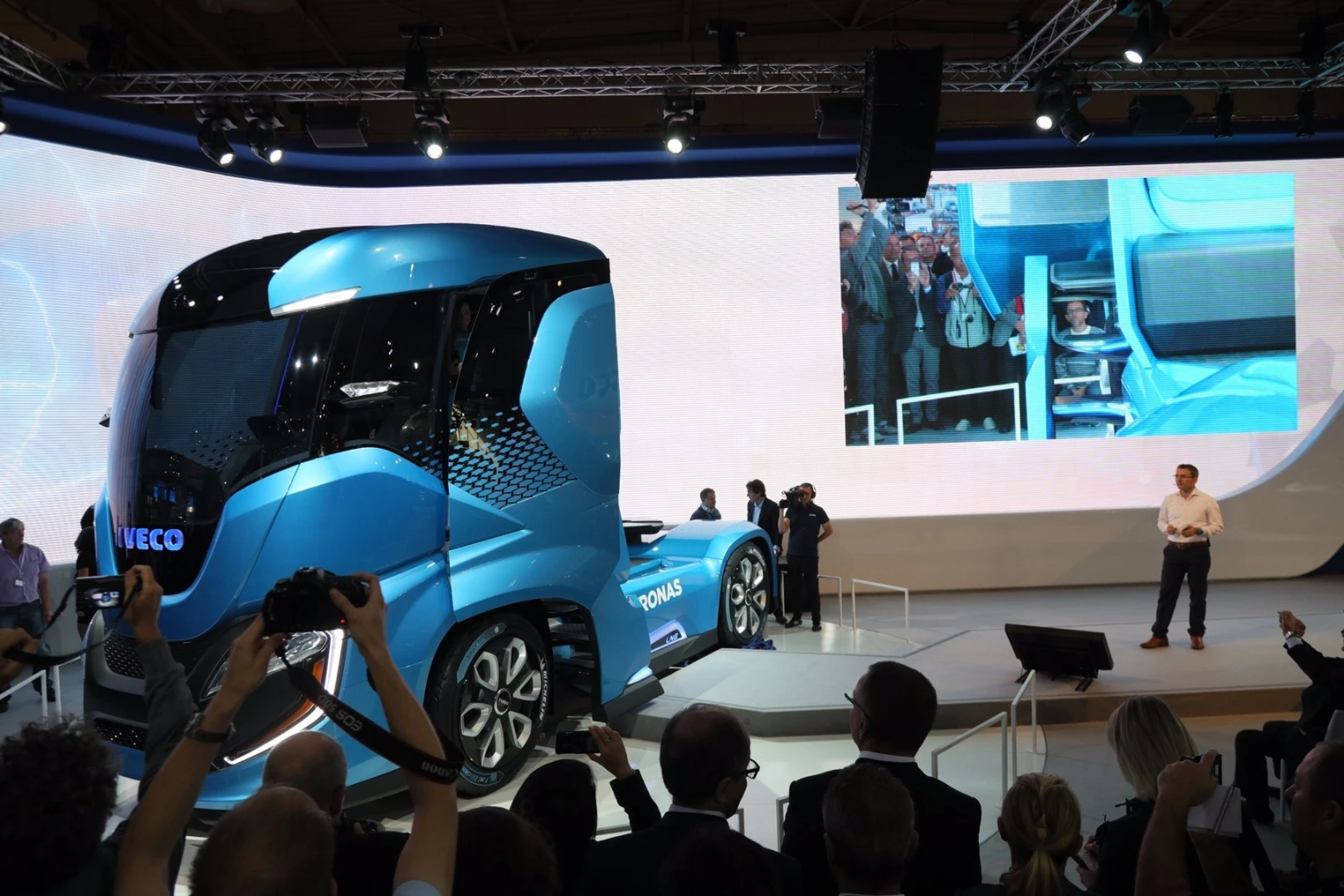 The truck's engine develops 460-hp (343-kW) and 2,000-Nm (1,475 lb.ft) of torque