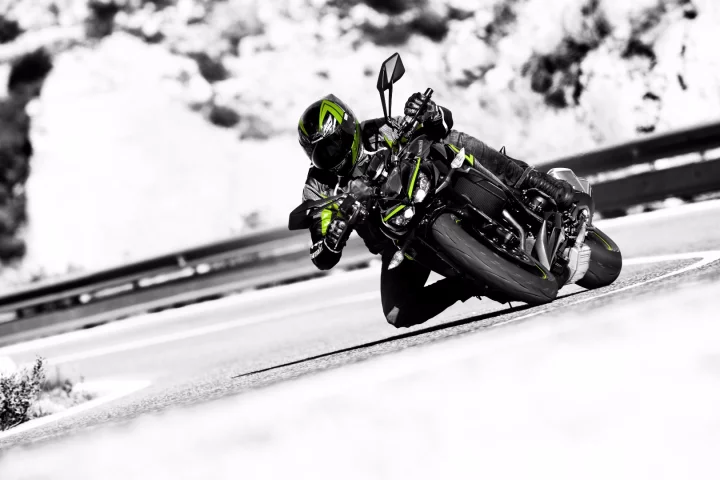 Kawasaki updated the 2017 Z1000 R Edition with high-end bits in an effort to enhance its sporty character