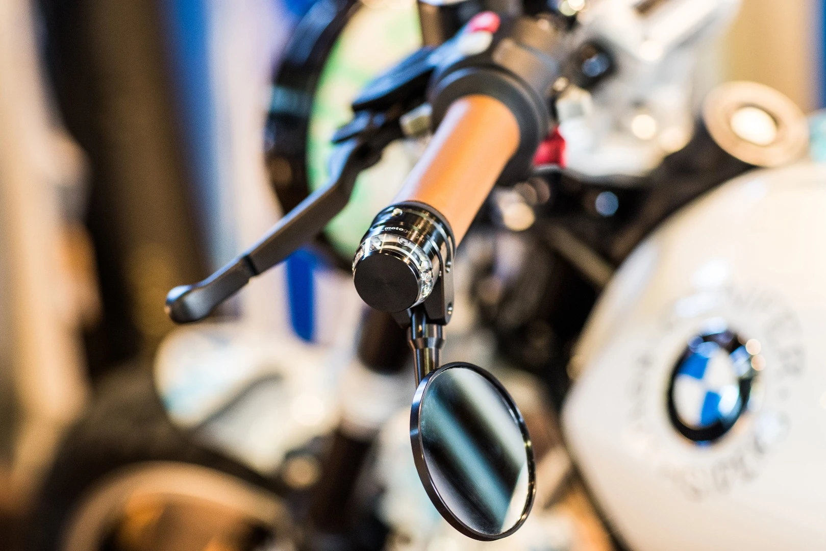 The bar-end indicators by Motogadget are very discreet