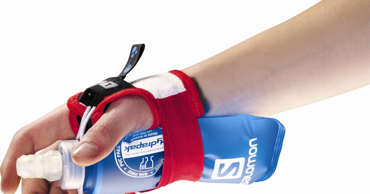 Salomon's handsfree water bottle gloves for runners