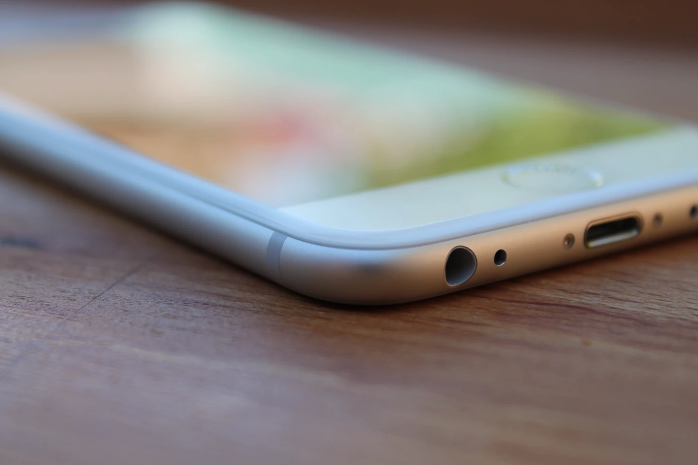 Even the glass panel has rounded edges (Photo credit: Eric Mack/Gizmag.com)