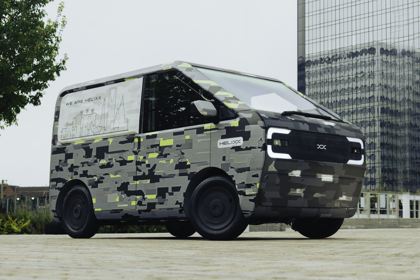 The Helixx delivery van has a 2100 litre capacity and a 500 kg maximum payload. The 140cm long load bay is accessible by a rear door 110cm wide, so it can accommodate most global shipping pallets. The body is 3.2 meters long and 1.5 meters wide. The central driving position ensures compatibility in both left- and right-hand-drive markets.