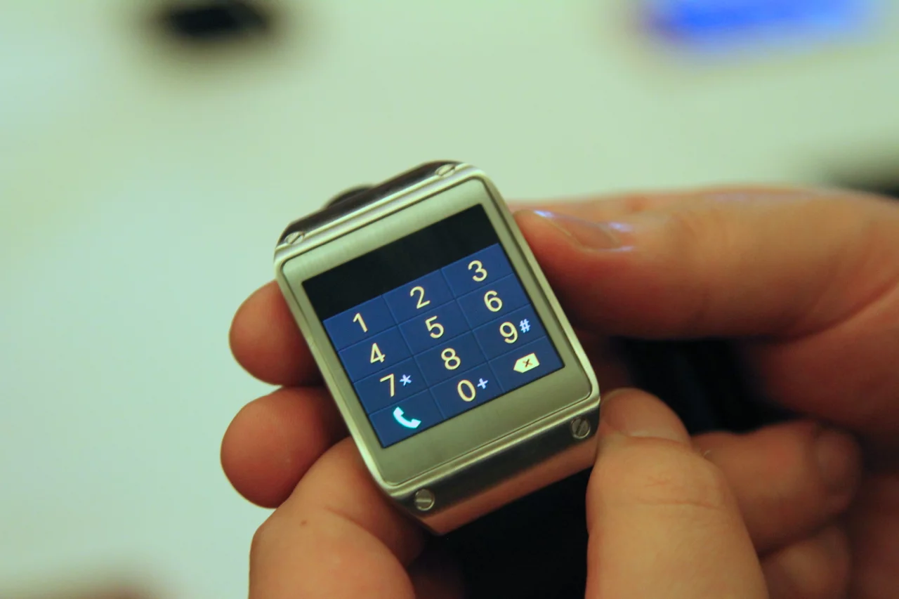 Placing a call (Photo: Gizmag)