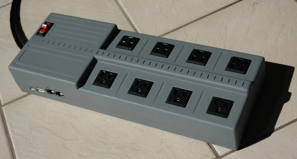 Eight fully functioning 120/240v AC outlets