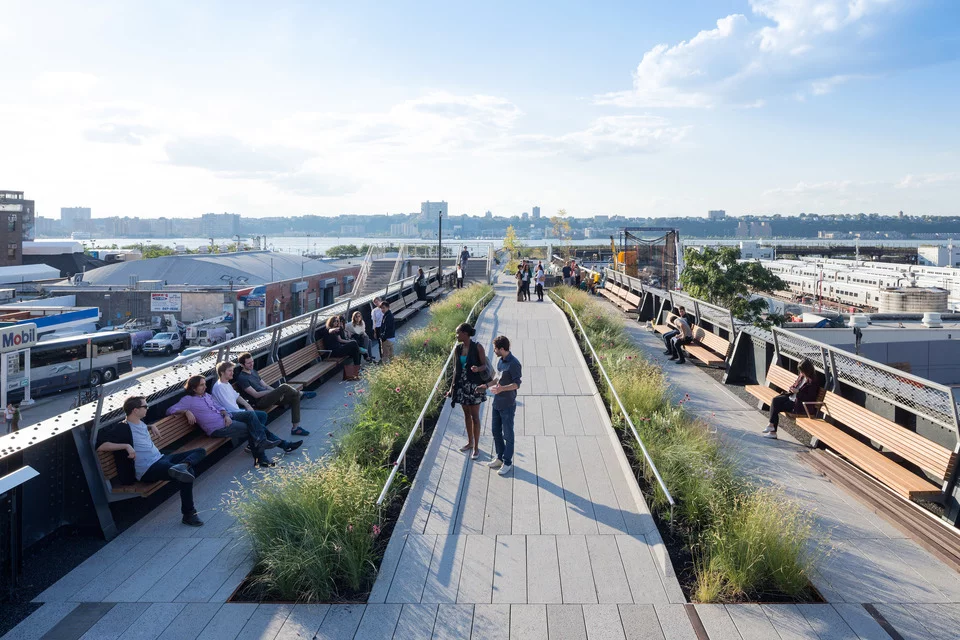 The 11th Avenue Bridge provides a raised area from which visitors can view the park, the city and the Hudson River (Photo: Iwan Baan)