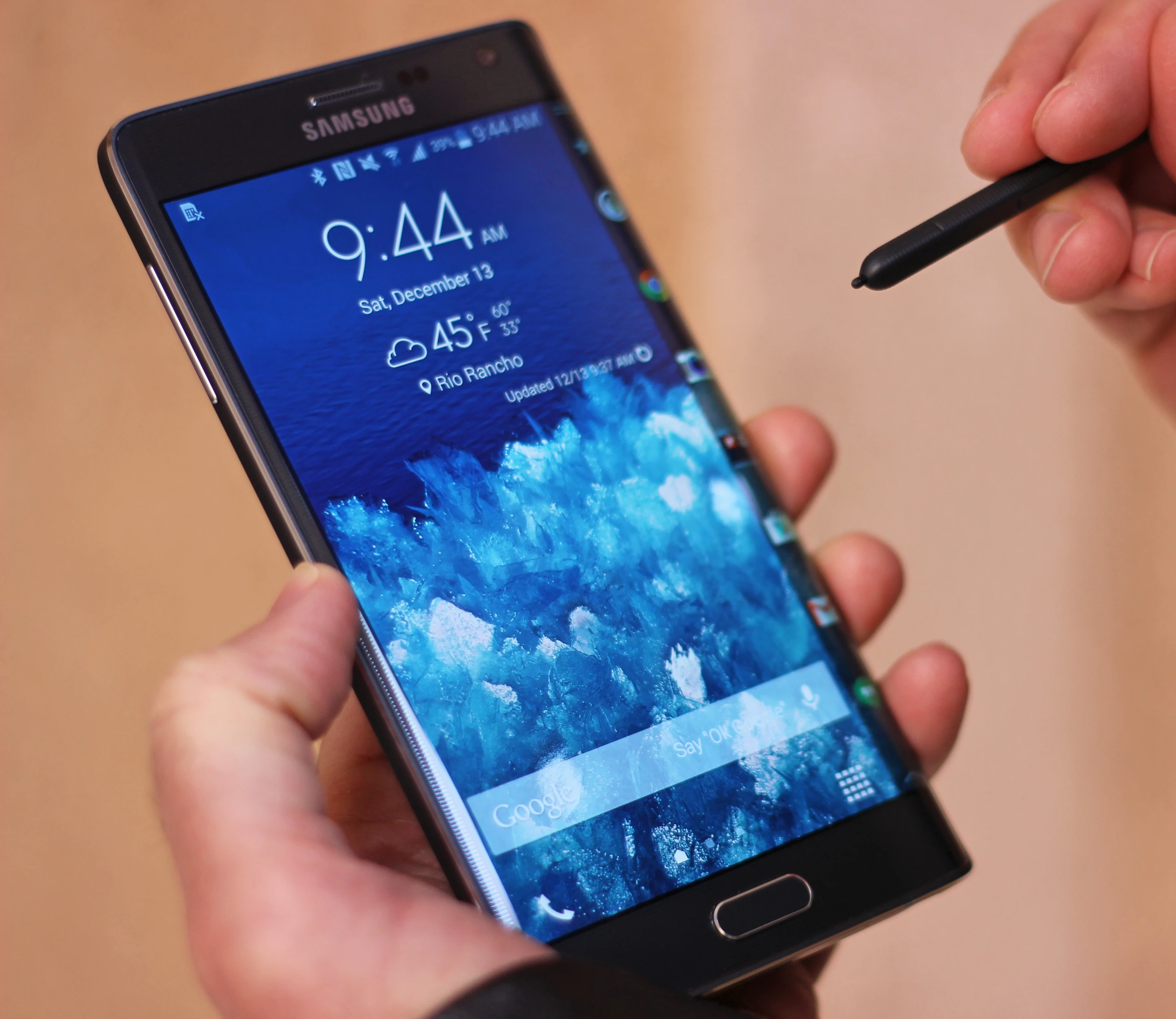 The Edge Display allows you to keep your home screen clean, as you can create app shortcuts for the curved edge (Photo: Will Shanklin/Gizmag.com)