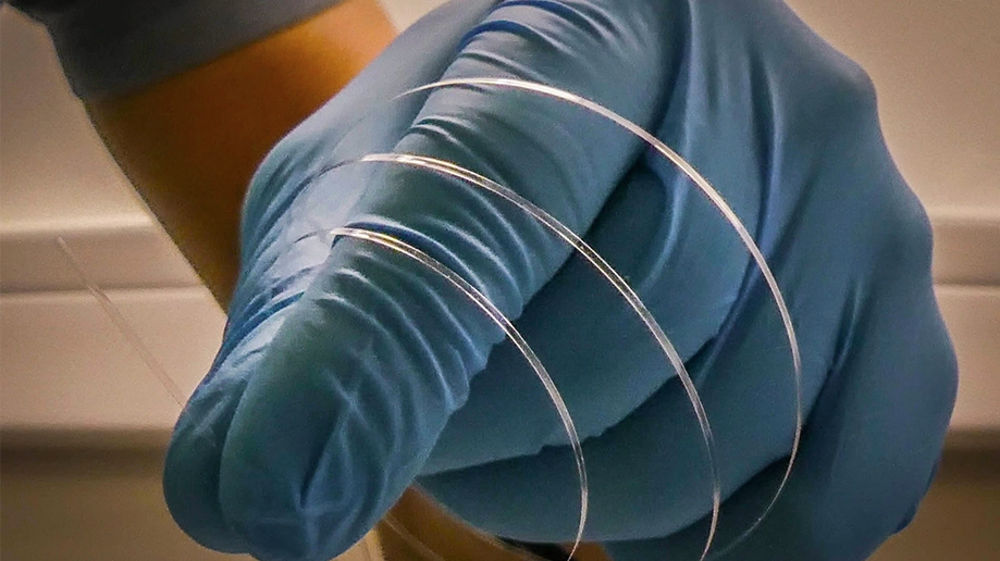 Flat optical fibers outshine round ones for ultra-sensitive sensing