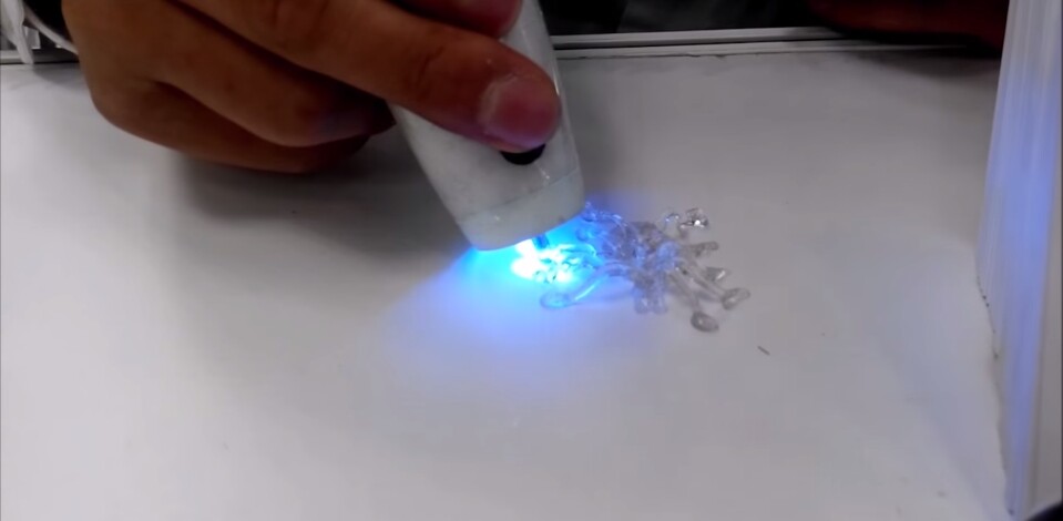 The UV light coming from the tip of the pen spot-hardens the polymer in seconds