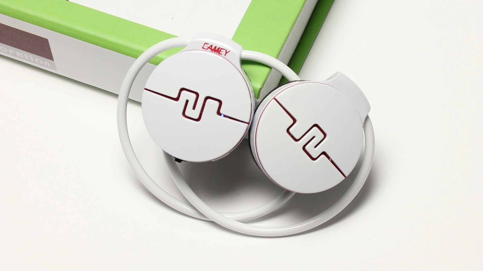 The accessory has been designed to link to a smartphone via Bluetooth (2.1 and 4.0)