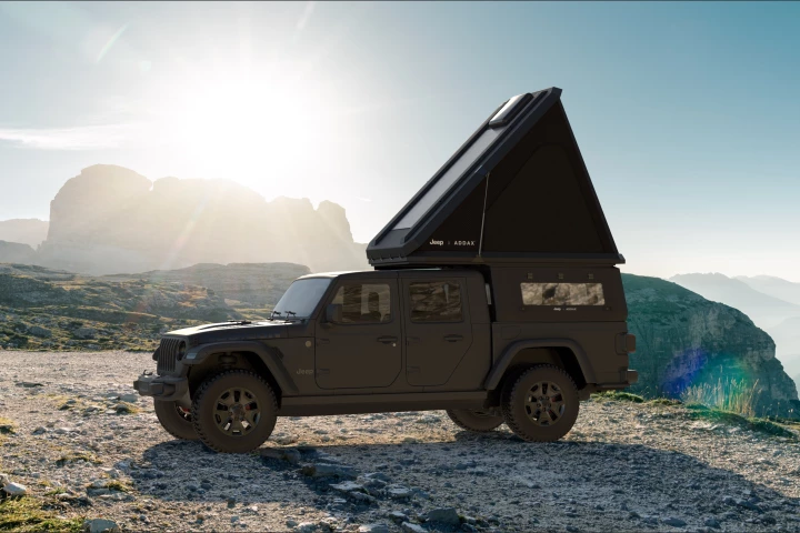 Add the high-popping rooftop tent, and you have an overland camper custom-fit to the Gladiator