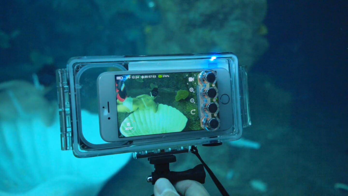 The Xpoovv is reportedly compatible with any Apple or Android phone that has a screen size between 4.5 and 6.5 inches, and a maximum body size of 6.25 x 2.7 x 0.35 inches (159 x 69 x 9 mm)