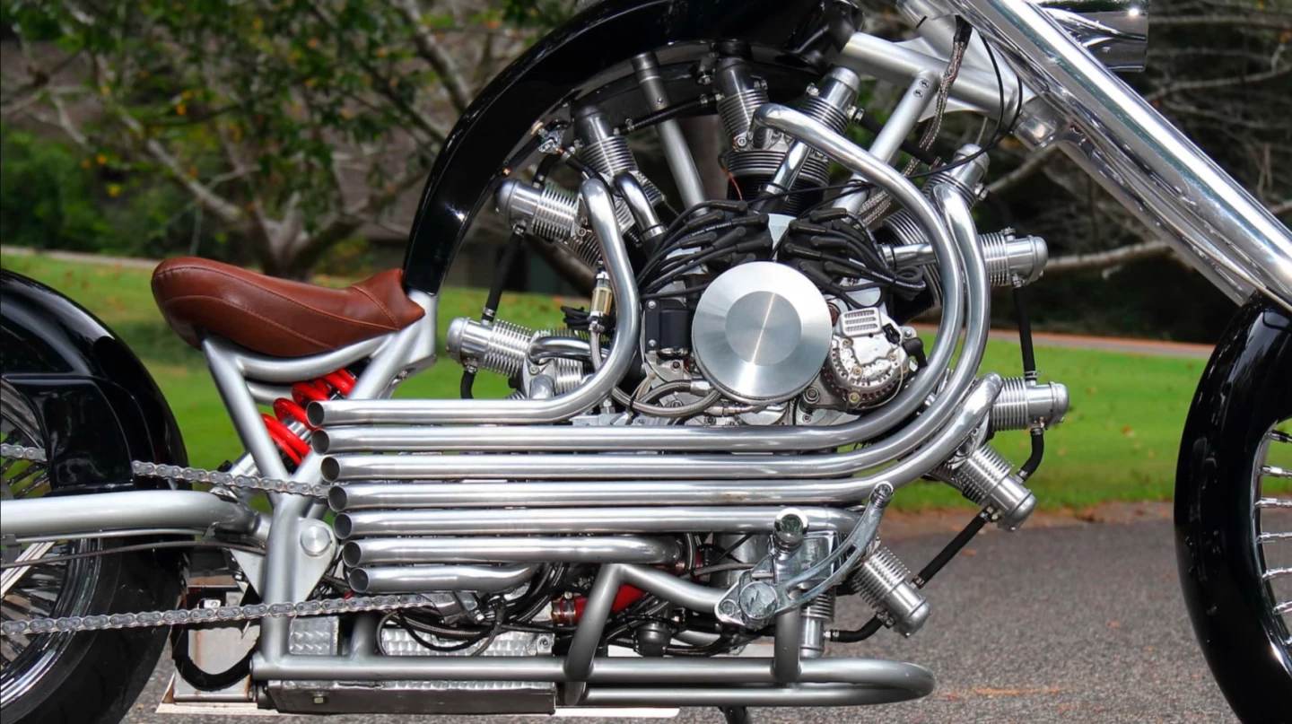 The 2800cc, seven-cylinder JRL LUCKY7.