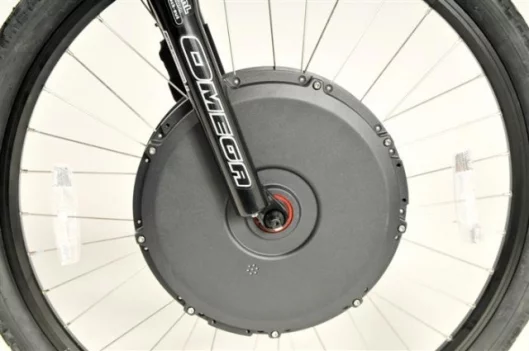 Battery pack mounted in the front wheel hub