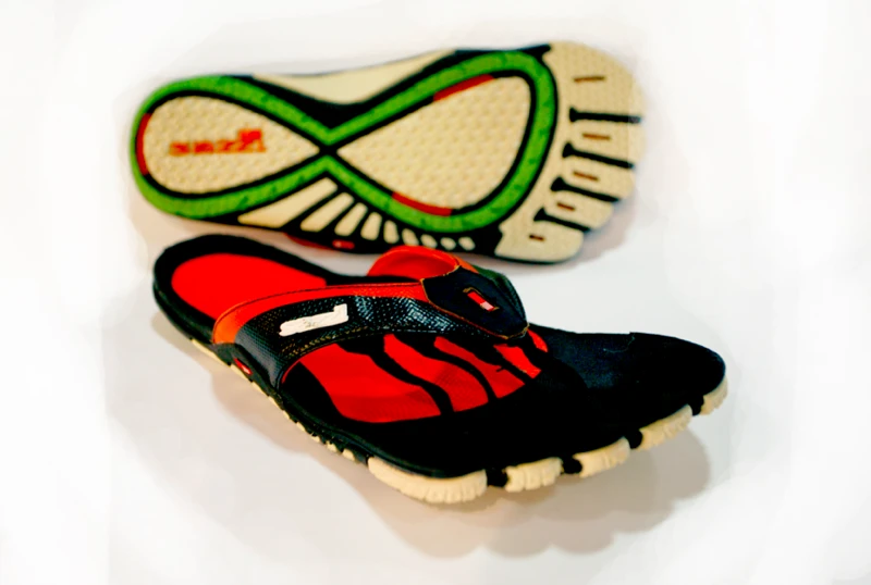 The Sazzi Decimal includes a full support footbed and bio-mechanical upper