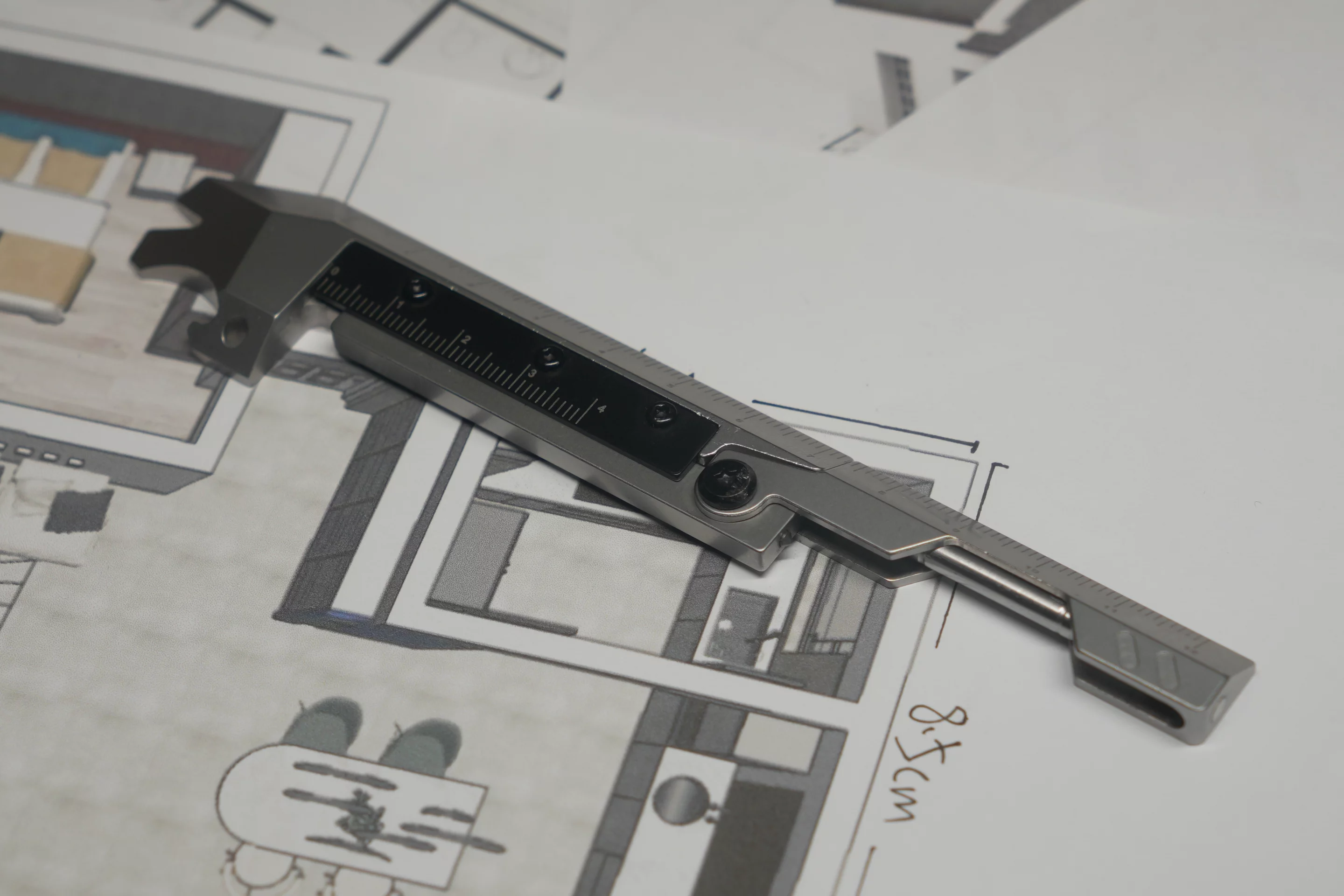 With its arm folded all the way out, the Pivot X has a total measuring/line-drawing length of 12 cm, plus its measuring caliper (black scale in photo) can be utilized