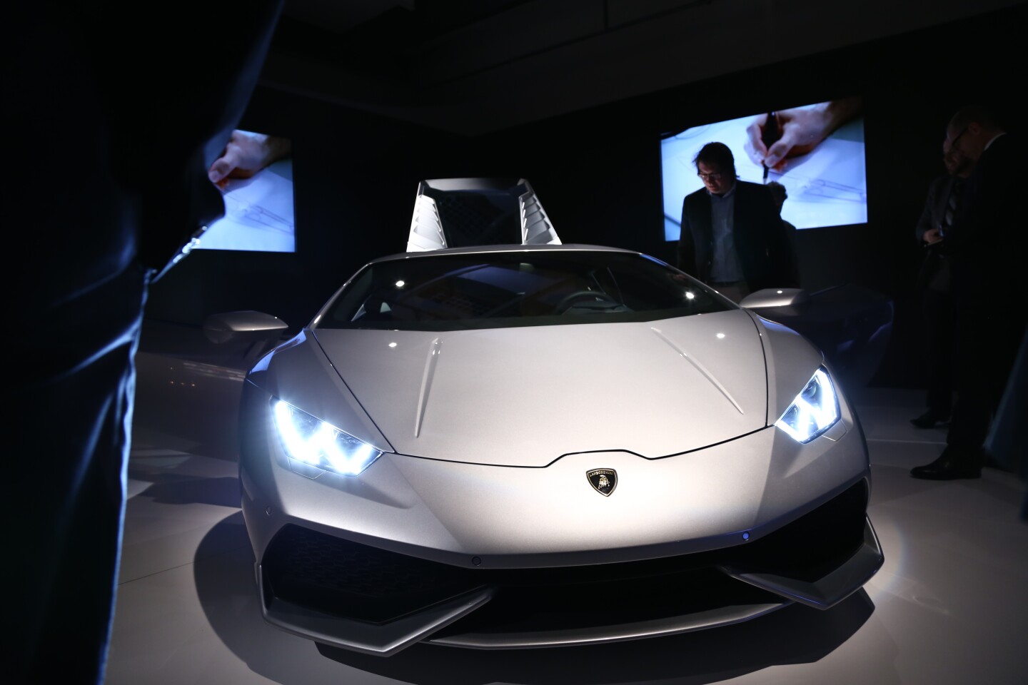 The Huracán’s grabby all-wheel-drive system via a new 7-speed dual clutch gearbox provides 0-100 km/h (62 mph) in 3.2 seconds and a top speed of 325 km/h (202 mph) (Photo: Angus MacKenzie/Gizmag.com)