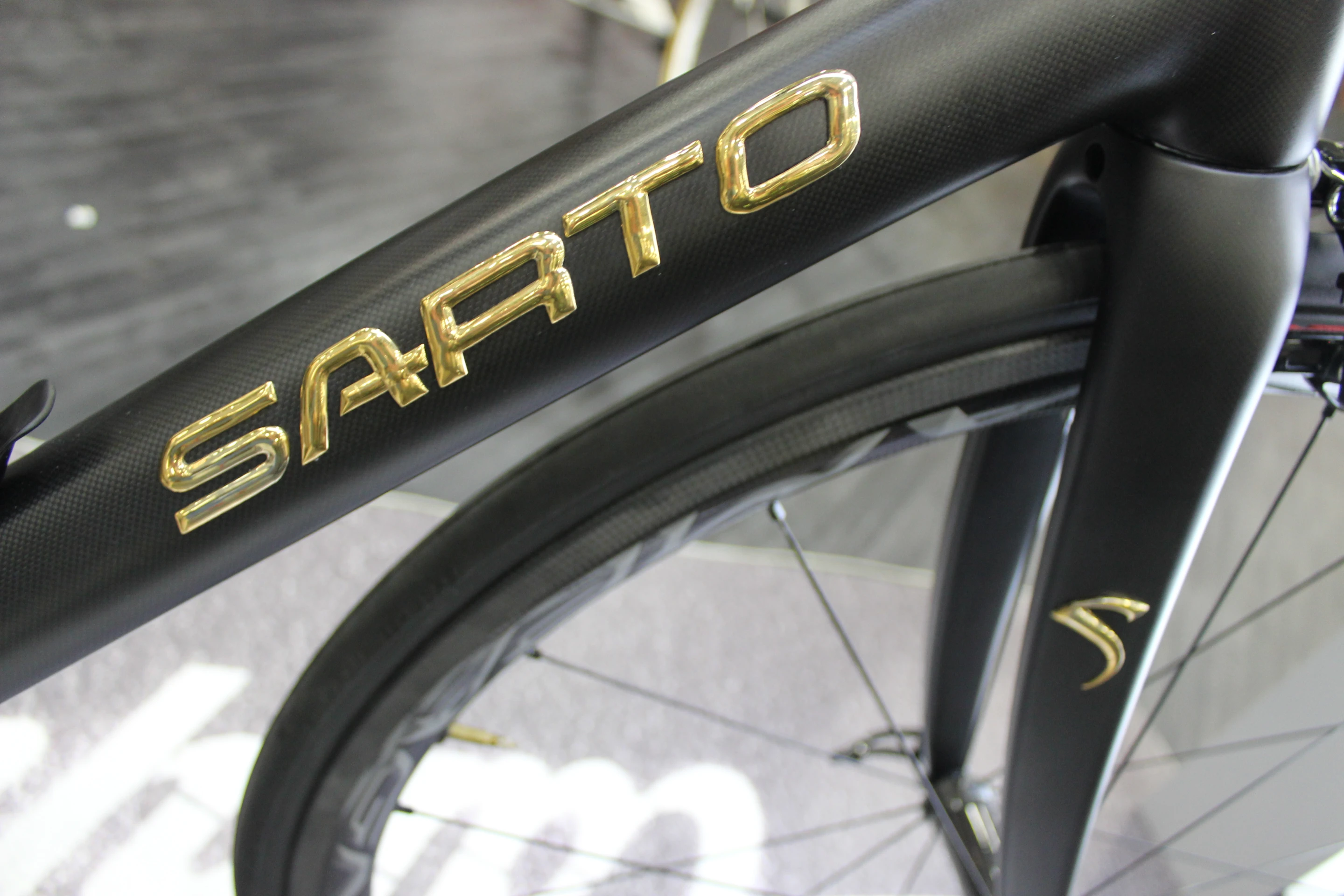 Its frame and pretty much all of its main structural components are made of carbon fiber, resulting in a weight of just 9 kg (19.8 lb) (Photo: Ben Coxworth/Gizmag)