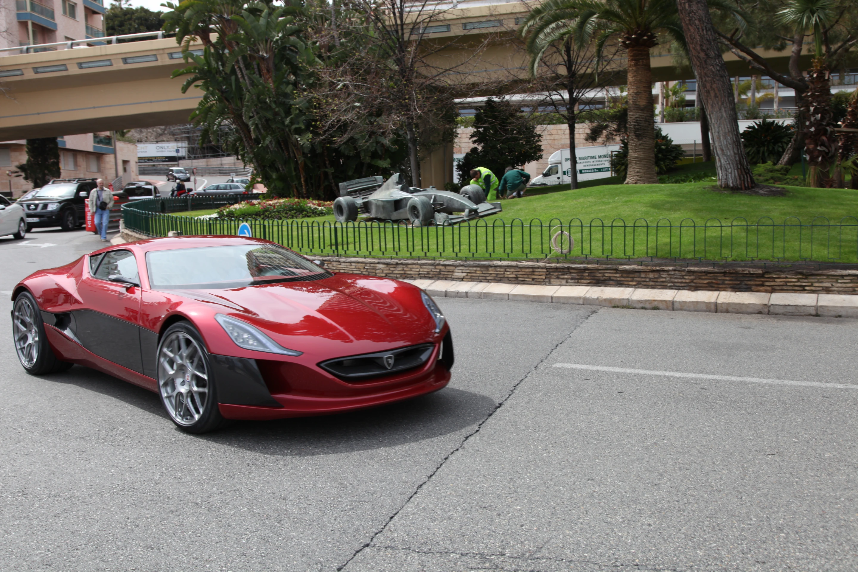 Top speed: 189 mph (305 km/h)