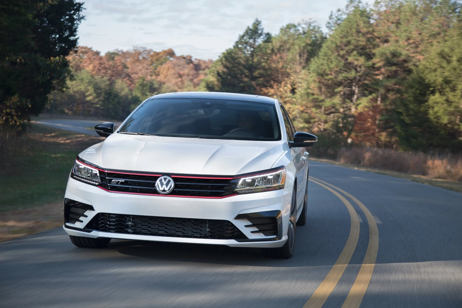 A black honeycombed grille insert with red accent lines is the first change noted on the bodywork of the Passat GT concept