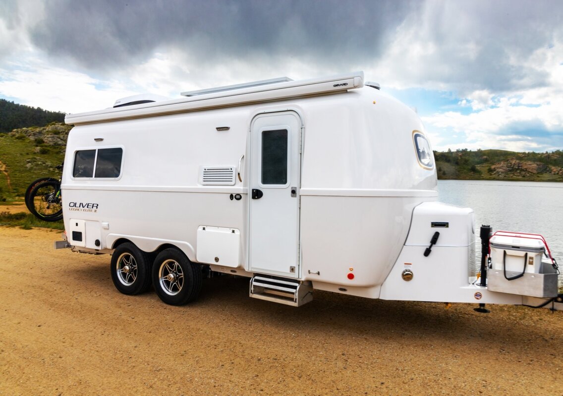 Gorgeously curvy fiberglass camper preps for 4-season off-grid RV life