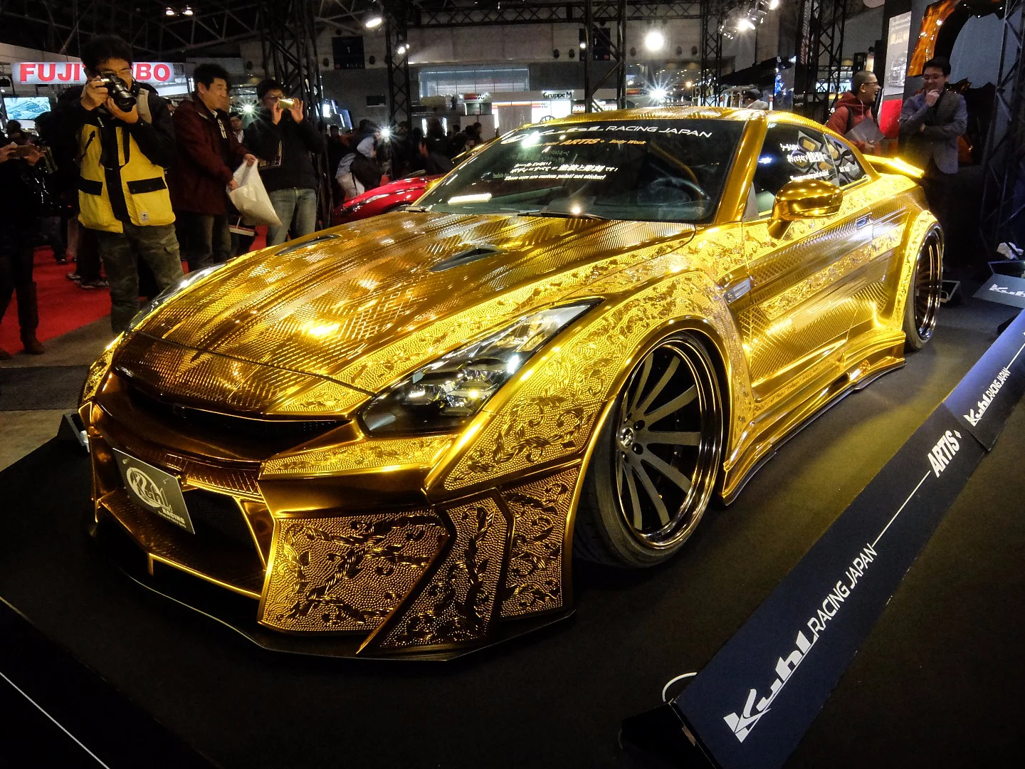 This Gold GT-R is a collaboration between KUHL-Racing and specialist painting company Artic-Izawa