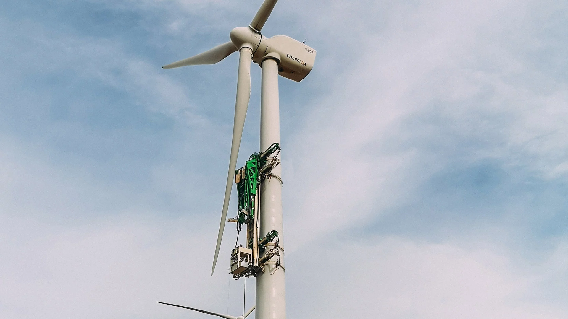 A KoalaLifter prototype shimmies up a turbine tower