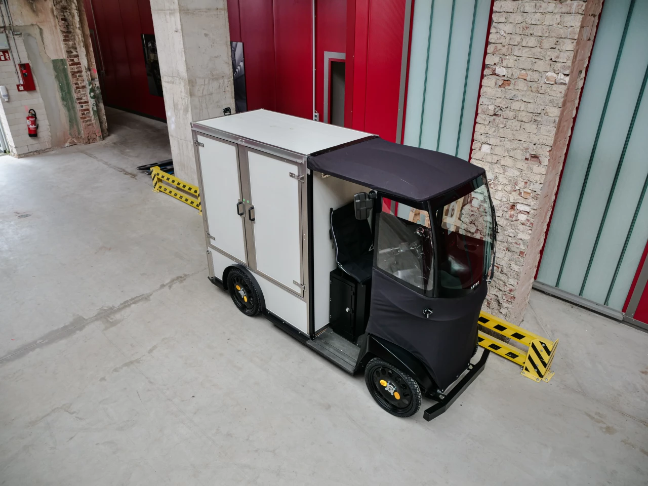 The Antric Evo_1 sports a 250-W motor for five levels of pedal-assist up to 25 km/h, and a dual battery pack for up to 50 km of per-charge hauling