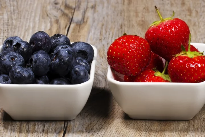 Eating two servings of strawberries and blueberries a day can delay memory decline in older women (Photo: Shutterstock)
