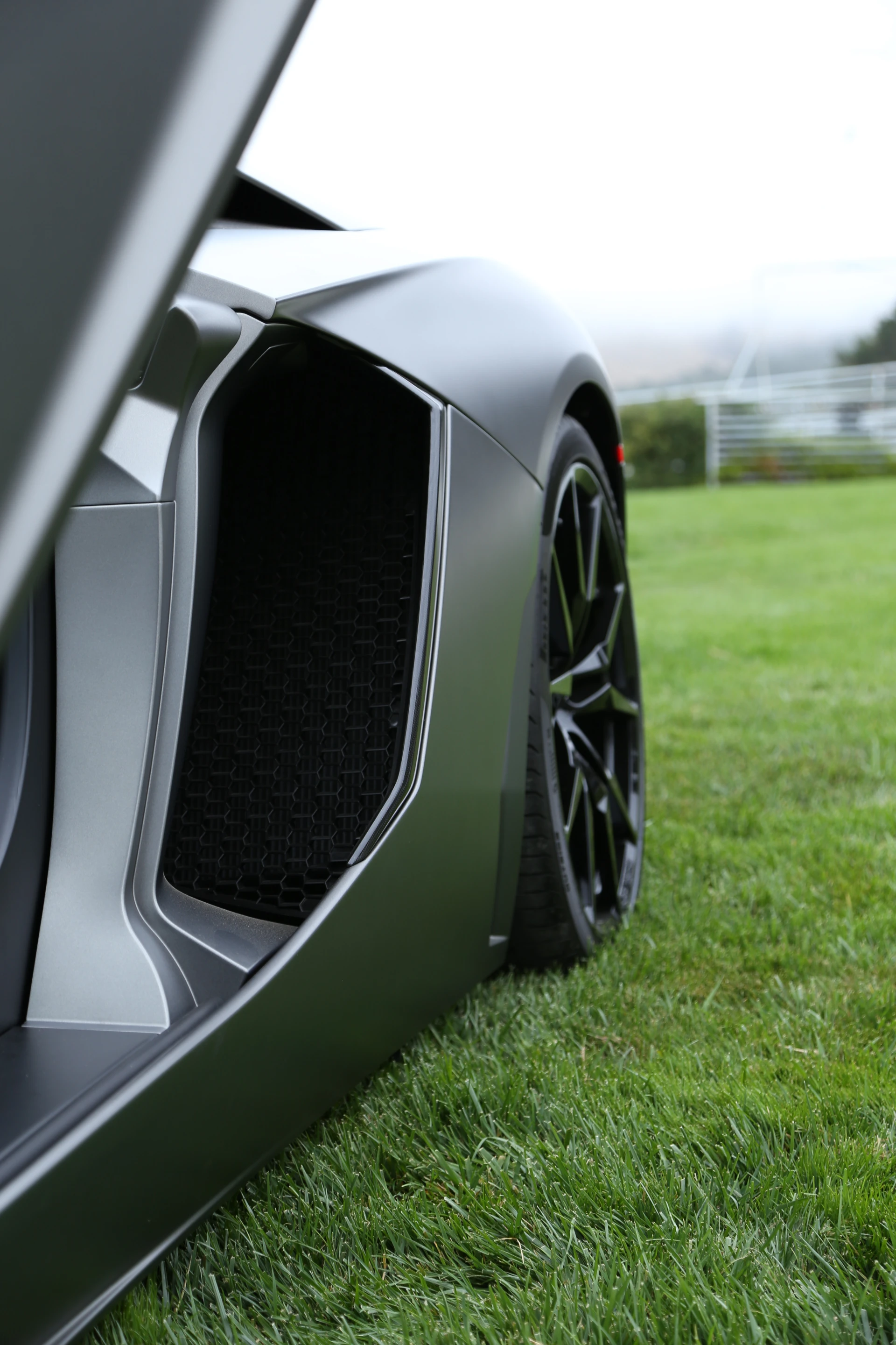 Aventador's design is a brilliantly executed mass of hexagonal shapes (Photo: Angus MacKenzie/Gizmag.com)