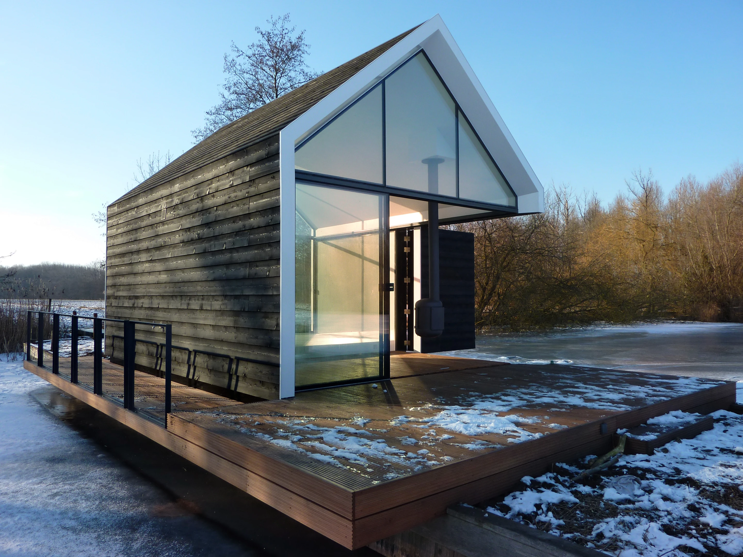 A whole corner opens up to the lake (Photo: 2by4-architects)
