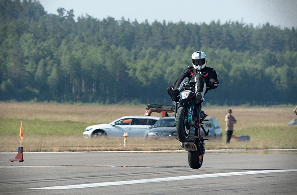 Carlsson became the first person to exceed 125 mph while performing the handlebar wheelie on his KTM 1290 Super Duke
