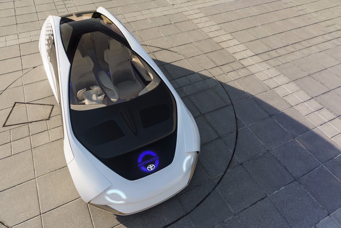 The front of the car lets other vehicles and pedestrians know what mode it's being driven in