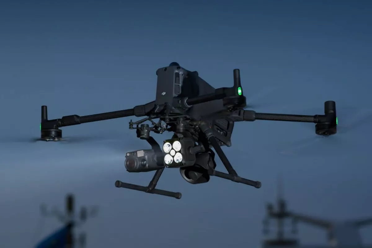 The Matrice 400 can be fitted with a range of payloads, including a long-throw light and powerful geospatial mapping cameras