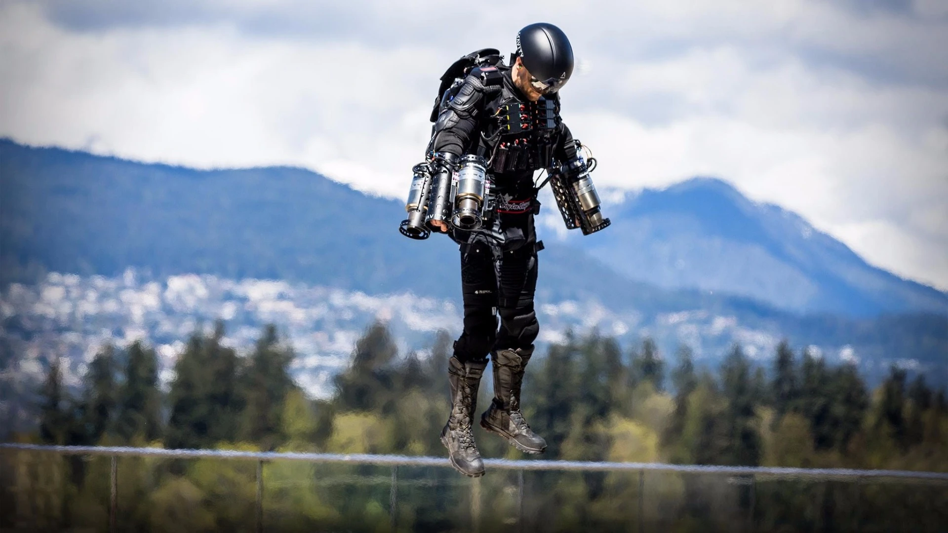 Richard Browning flies his Daedalus suit