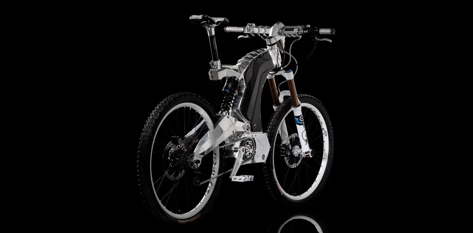 The drive consists of a Gebhardt GP custom front chainwheel, Rohloff rear cog and a specially developed KMC X1 chain with a Rohloff Speedhub 500/14 tandem version with Rohloff twist shifter gearing system